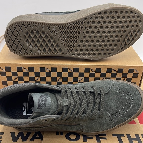 Vans • Men’s Bmx Sk8-Hi Dark Gray/Gum
VN0005V0BFD
Sneakers - Picture 3 of 16